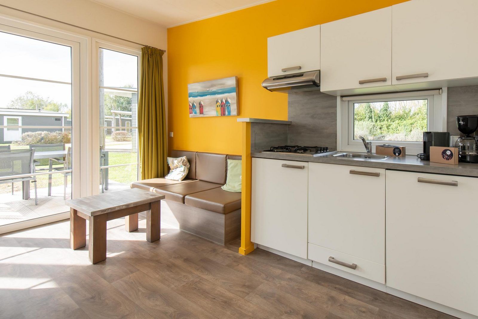 Moderne keuken en gezellige zithoek in Comfort Lodge, een vakantiehuis in Nieuwpoort aan de Belgische kust, ideaal voor een ontspannen verblijf.