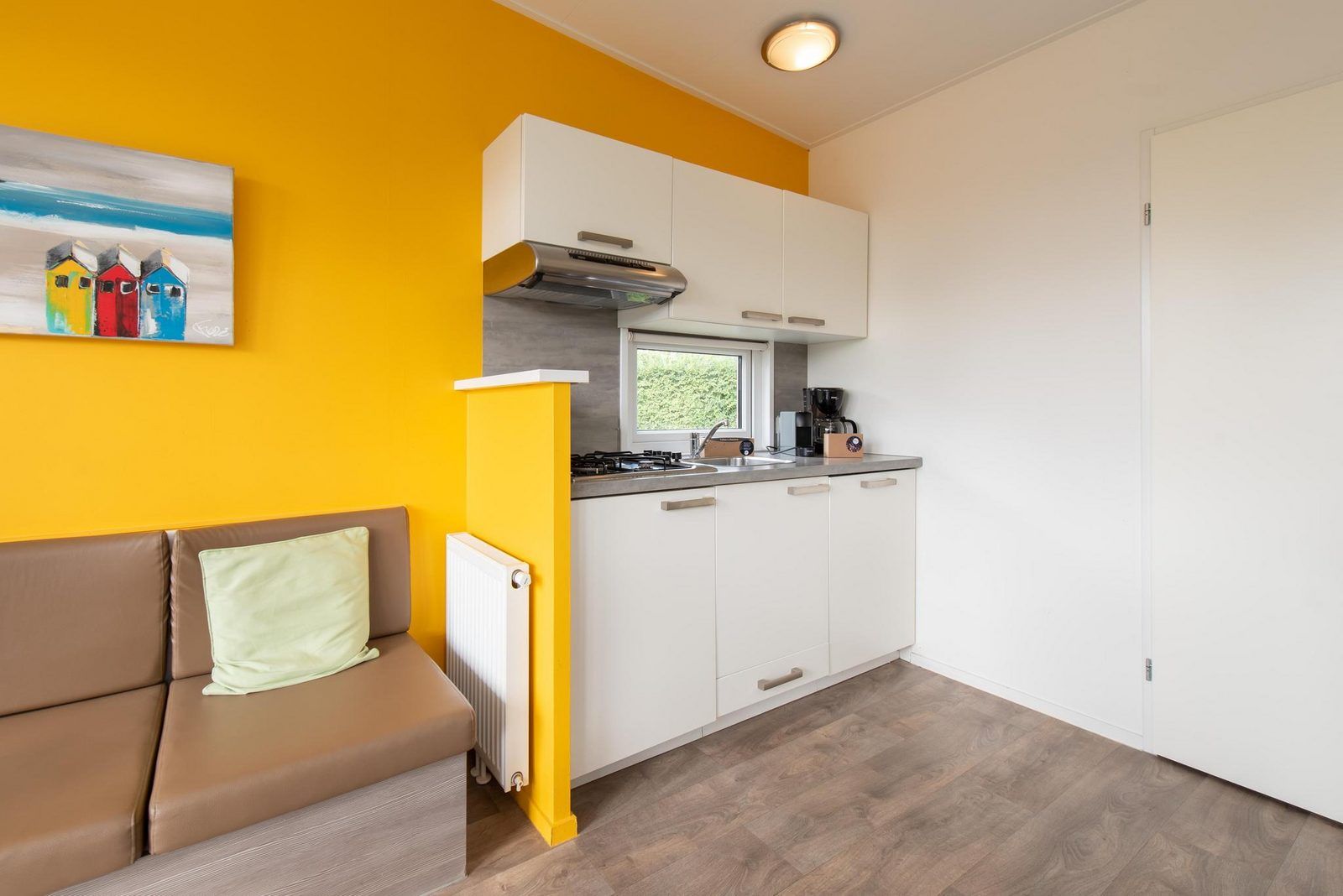 Gezellige binnenruimte van Comfort Lodge in Nieuwpoort, Belgische kust. Moderne keuken en zithoek, ideaal vakantiehuis voor 4 personen met airco.