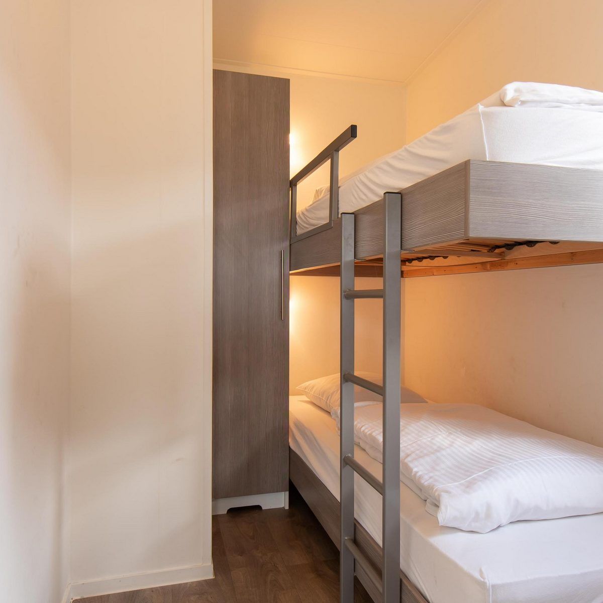 Comfort Lodge in Nieuwpoort: knusse slaapkamer met stapelbedden, ideaal voor een gezinsvakantie aan de Belgische kust.