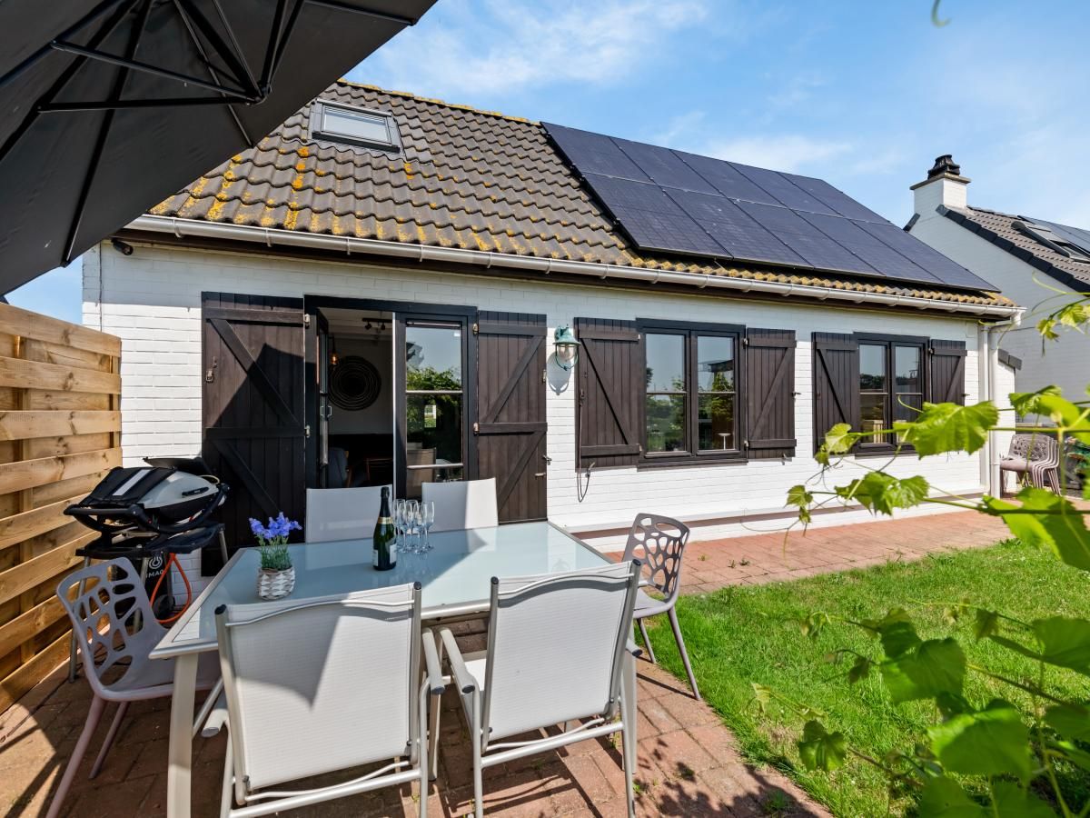 Moderne keuken in vakantiehuis Nieuwendamme 008, Nieuwpoort, Belgische kust, met stijlvolle inrichting en veel natuurlijk licht.