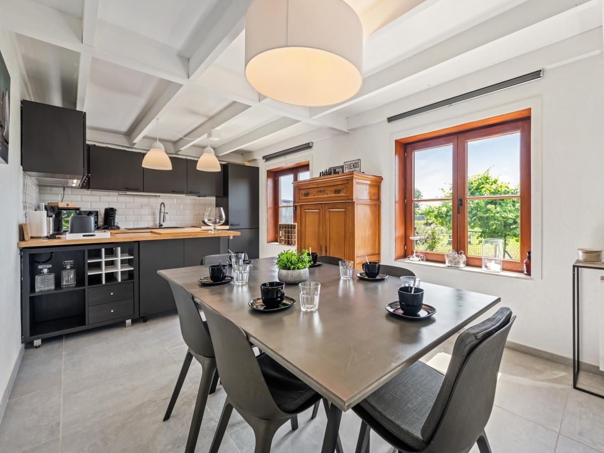 Gezellige woonkamer van vakantiehuis Nieuwendamme 008 in Nieuwpoort, Belgische kust, met moderne inrichting en uitzicht op terras.