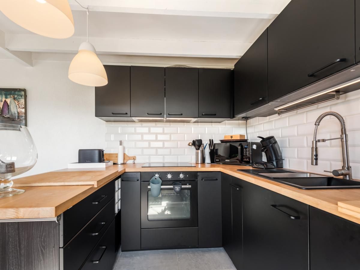 Gezellige woonkamer van vakantiehuis Nieuwendamme 008 in Nieuwpoort, Belgische kust, met comfortabele zithoek en sfeervolle inrichting.