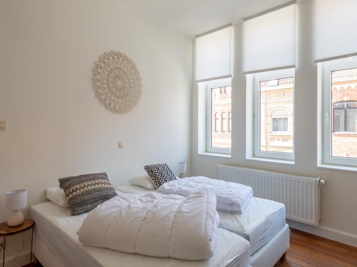Stijlvolle badkamer in vakantiehuis Notre Dame, Nieuwpoort aan de Belgische kust, met moderne voorzieningen en veel natuurlijk licht.