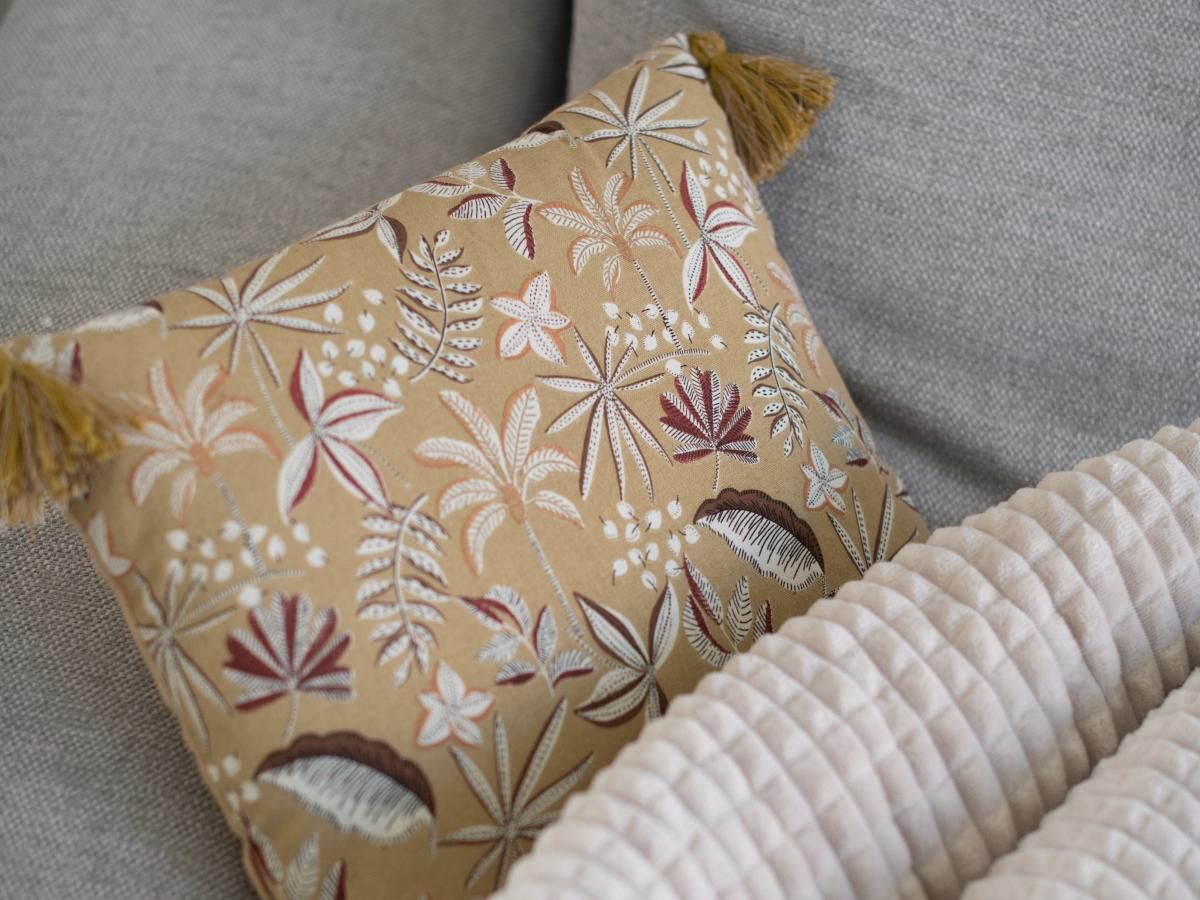Gezellige binnenruimte van vakantiehuis Notre Dame in Nieuwpoort, Belgische kust, met decoratief kussen en comfortabele stoffen.