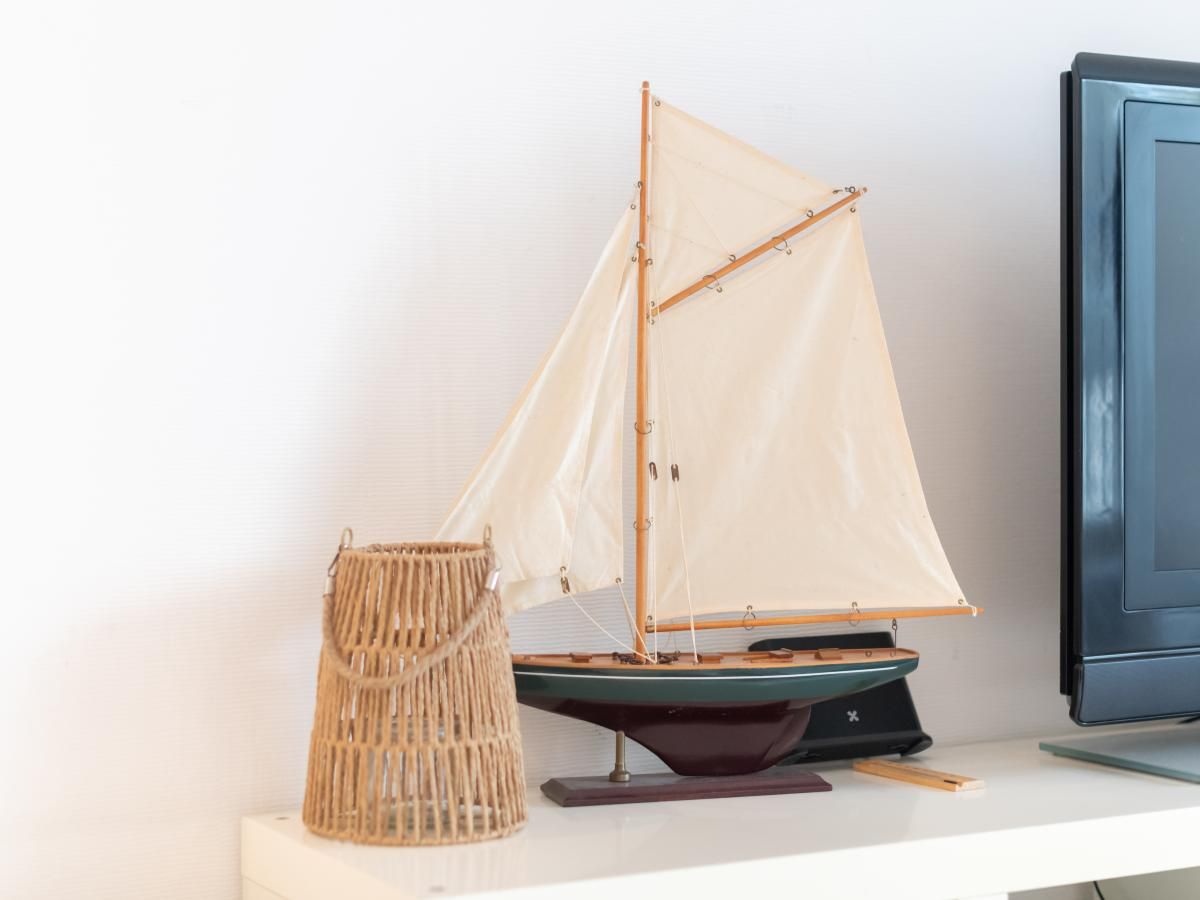 Gezellige woonkamer in vakantiehuis Reigersnest, Nieuwpoort, Belgische kust, met comfortabele zithoek en eetruimte voor een ontspannen verblijf.