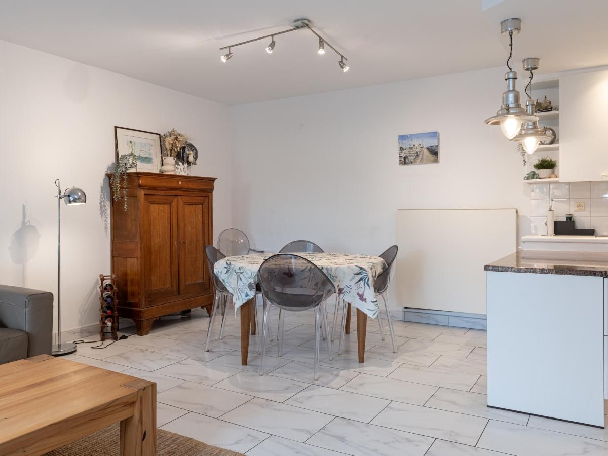 Gezellige woonkamer van vakantiehuis Reigersnest in Nieuwpoort, Belgische kust, met moderne inrichting en comfortabele zithoek.
