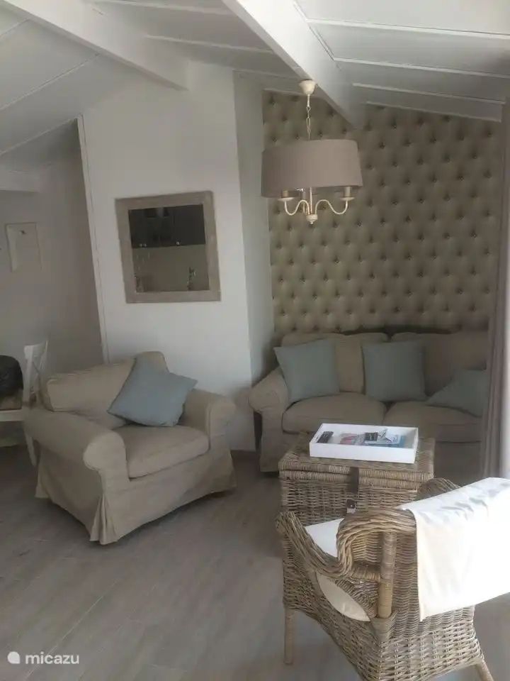 Gemuetliche Sitzecke im "Het Toeval", einem Ferienhaus in Oostduinkerke an der belgischen Kueste, mit bequemen Sofas und einer entspannten Atmosphaere.