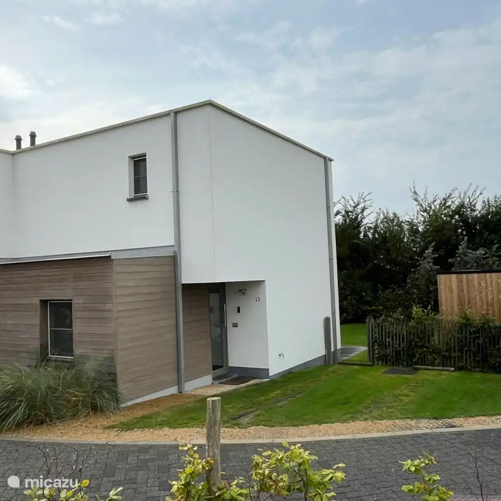Ferienhaus "Witte Oase" in Oostduinkerke an der belgischen Kueste, mit moderner Architektur und gruener Umgebung.