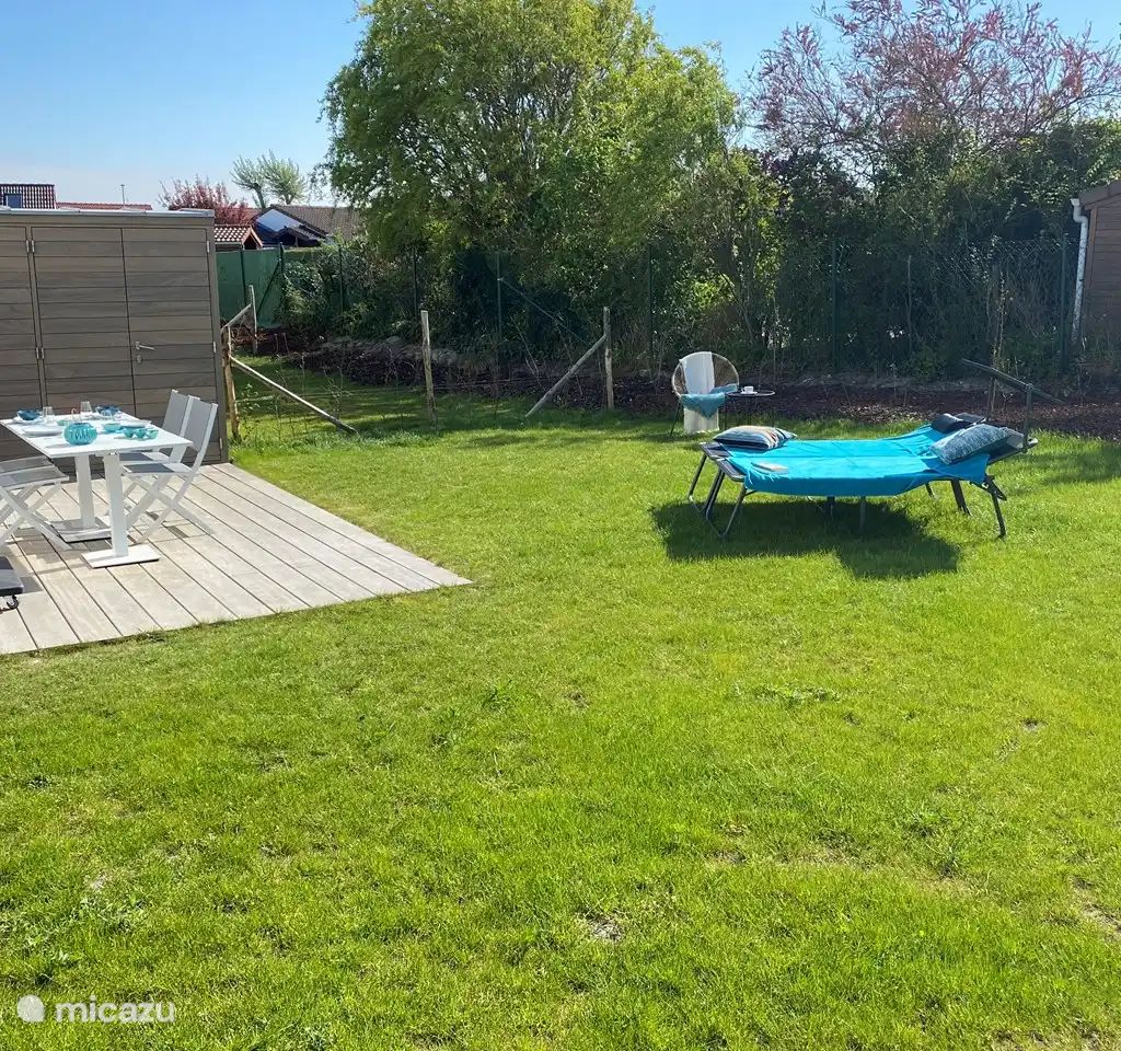 Geniessen Sie den sonnigen Garten und die Terrasse des Ferienhauses "Witte Oase" in Oostduinkerke an der belgischen Kueste.