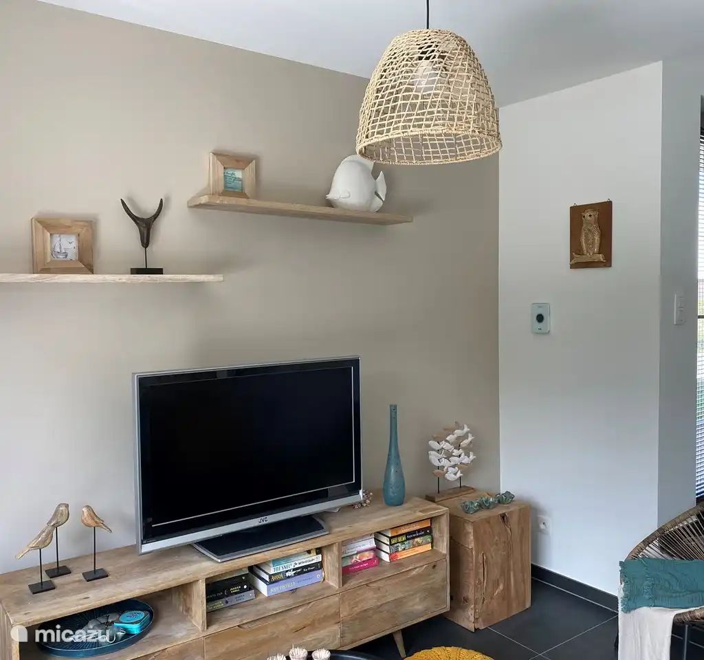Gemuetliches Wohnzimmer im Ferienhaus "Witte Oase" in Oostduinkerke an der belgischen Kueste mit moderner Einrichtung und stimmungsvollen Dekorationen.