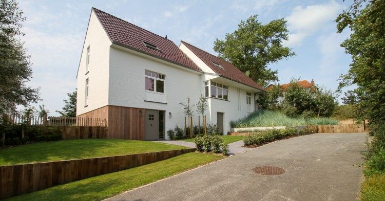 Duinvilla amuZee in Oostduinkerke, ein charmantes Ferienhaus an der belgischen Kueste mit grossem Garten und moderner Architektur.