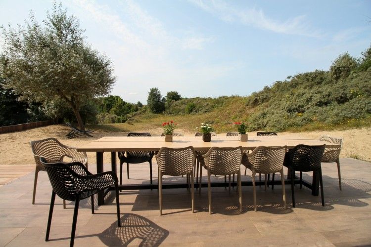 Terrasse der Duinvilla amuZee in Oostduinkerke mit Blick auf die Duenen, ideal fuer ein Naturdinner an der belgischen Kueste.