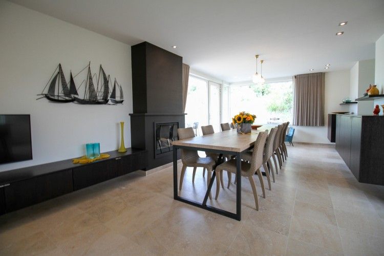 Stilvolles Esszimmer in Duinvilla amuZee, Oostduinkerke, mit moderner Einrichtung und viel natuerlichem Licht an der belgischen Kueste.