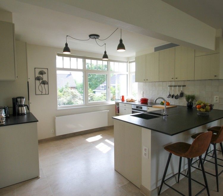 Moderne Kueche in Duinvilla amuZee, Oostduinkerke, mit viel Licht und Blick auf die Umgebung an der belgischen Kueste.