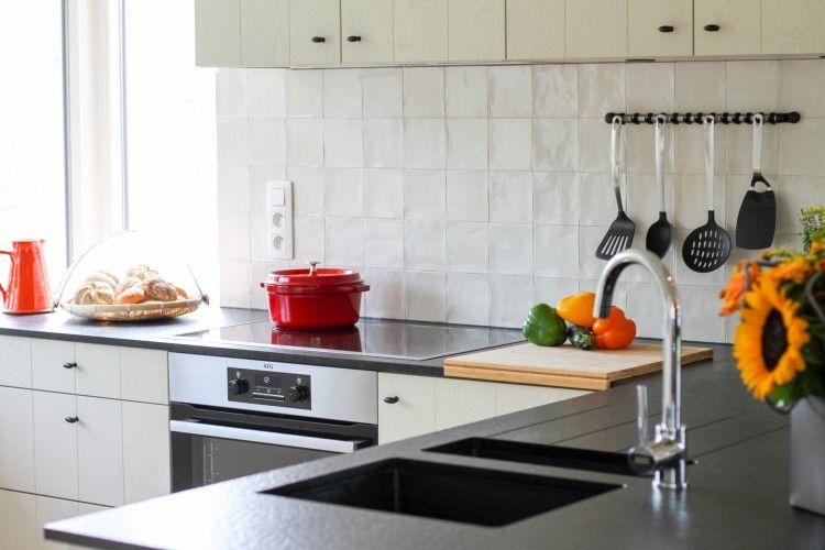 Detail der Kueche in Duinvilla amuZee, Oostduinkerke, mit stilvollen Moebeln und Accessoires an der belgischen Kueste.