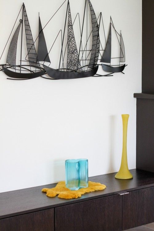 Einzigartige Kunst und Dekoration im Wohnzimmer der Duinvilla amuZee, Oostduinkerke, belgische Kueste, mit maritimem Thema.