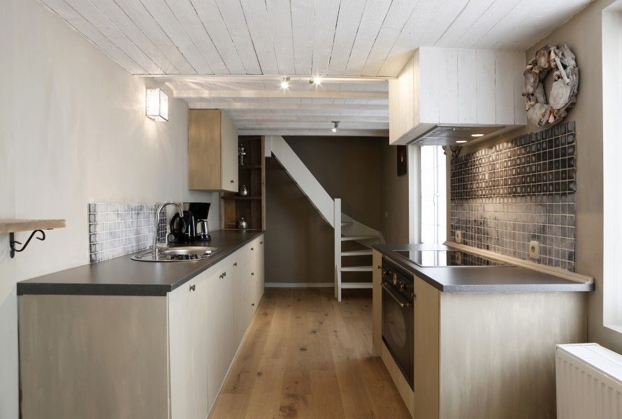 Moderne keuken in De Zeester appartement Oostende, Belgische kust met houten details.