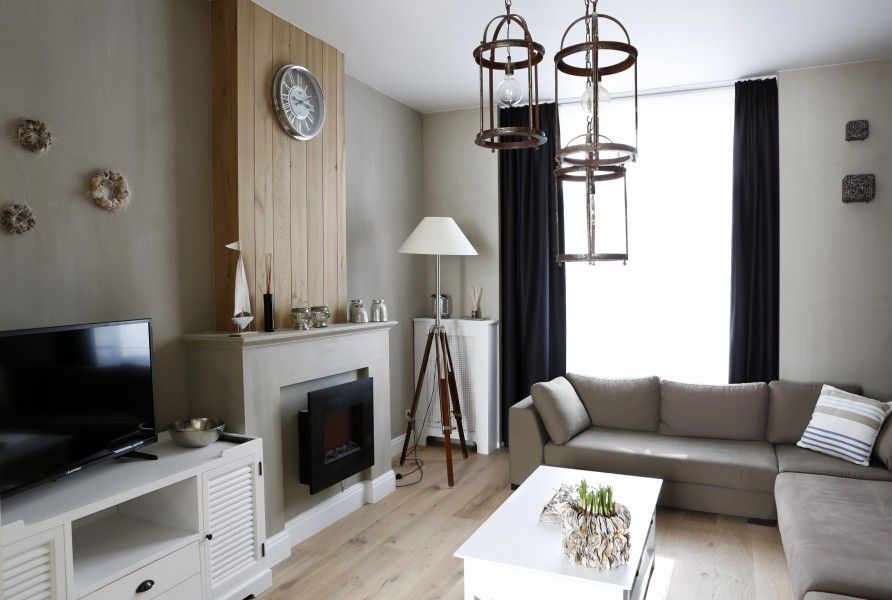 Gezellige woonkamer met open haard in De Zeester appartement Oostende, Belgische kust.