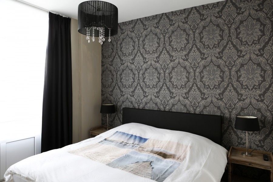Slaapkamer met tweepersoonsbed in De Zeester appartement in Oostende, Belgische kust.