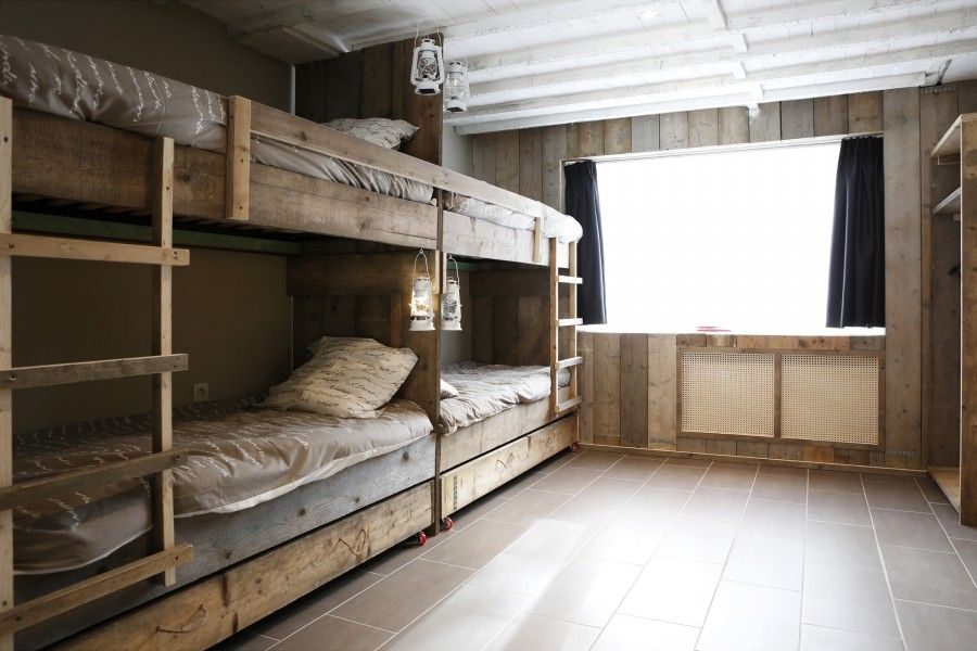Ruime slaapkamer met stapelbedden in De Zeester appartement Oostende, Belgische kust.