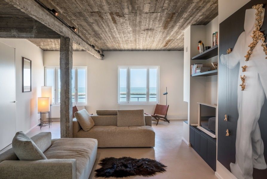 Stijlvolle woonkamer met zeezicht in Logeren met zeezicht, Oostende, Belgische kust appartement.