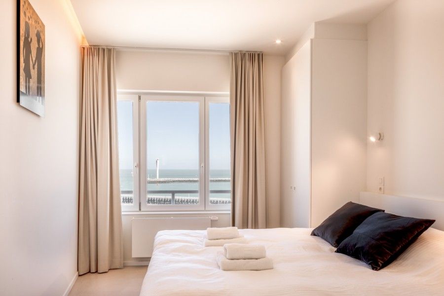 Slaapkamer met uitzicht op de Noordzee in Logeren met zeezicht, Oostende, Belgische kust appartement.