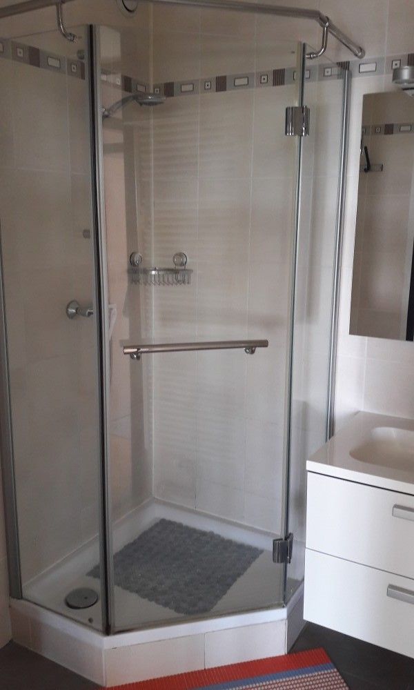 Moderne badkamer in appartement Nieuwpoort-Bad, Belgische kust, met ruime douchecabine voor ultiem comfort tijdens je verblijf.