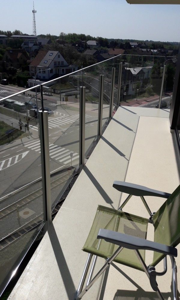 Geniet van het uitzicht vanaf het balkon van appartement Nieuwpoort-Bad aan de Belgische kust in Nieuwpoort-Bad.