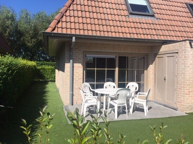 Genieen Sie die Sonne auf der Terrasse des Ferienhauses PAPAVER - LD 384744 in Adinkerke, belgische Kste, mit Blick auf den grnen Garten.