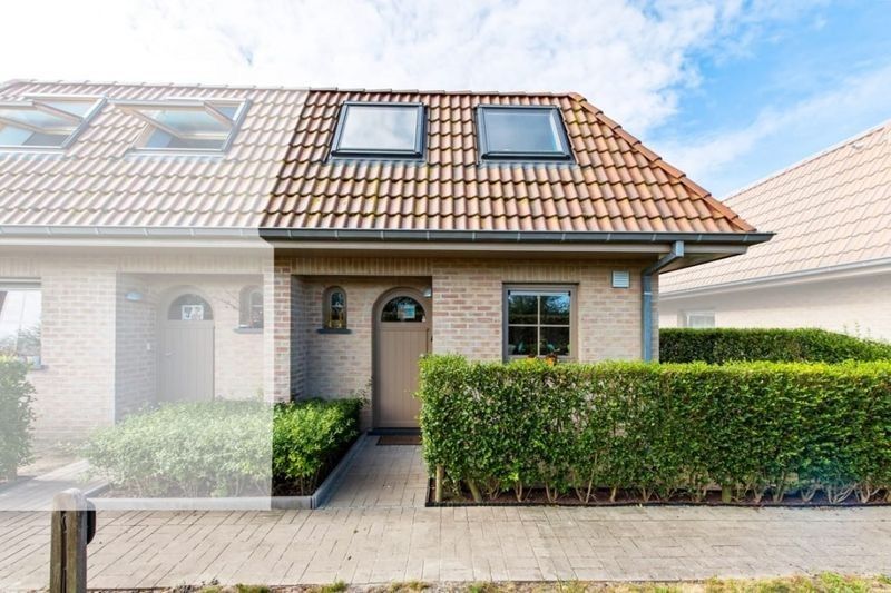 Charmantes Ferienhaus PAPAVER - LD 384744 in Adinkerke, De Panne an der belgischen Kste, mit einem einladenden Eingang und gepflegter grner Hecke.