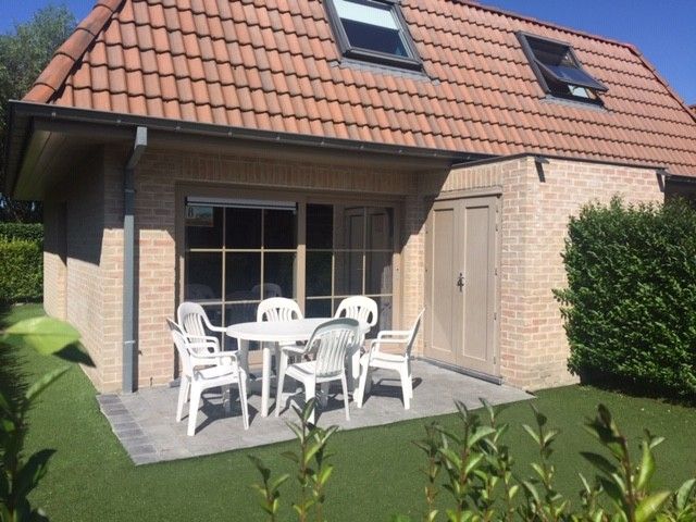 Genieen Sie die Terrasse des Ferienhauses PAPAVER - LD 384744 in Adinkerke, De Panne an der belgischen Kste, ideal zum Entspannen.