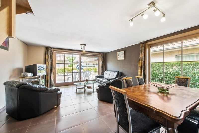 Gemtliches Wohnzimmer im Ferienhaus PAPAVER - LD 384744, Adinkerke - De Panne, belgische Kste, mit groem Sitzbereich und Blick auf die Terrasse.