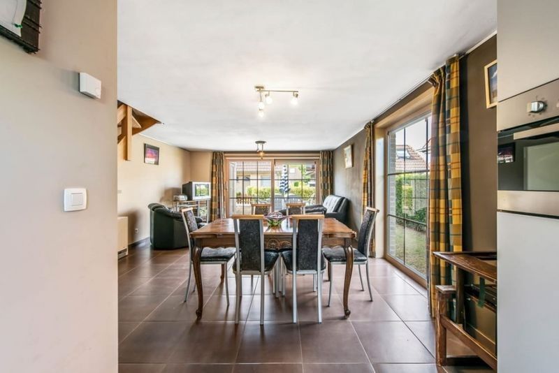 Gemtlicher Innenbereich des Ferienhauses PAPAVER - LD 384744 in Adinkerke, De Panne, belgische Kste, mit Esszimmer und Gartenblick.