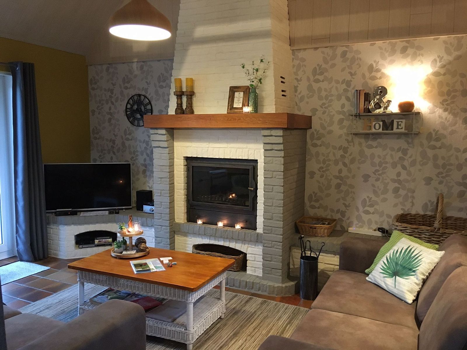 Gemuetliches Schlafzimmer im Ferienhaus Windekind mit bequemem Sofa und stimmungsvoller Beleuchtung, gelegen in De Panne an der belgischen Kueste.