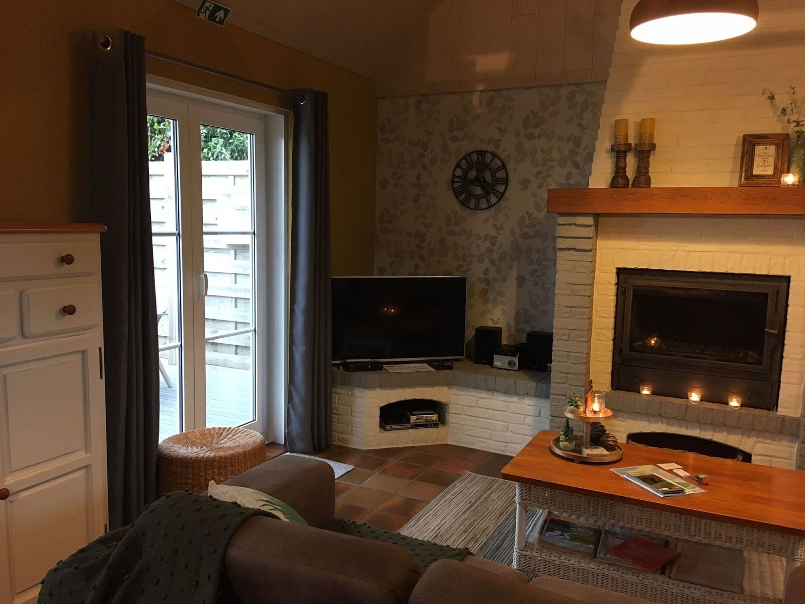 Gemuetliches Schlafzimmer im Ferienhaus Windekind mit Blick auf die Felder, De Panne, belgische Kueste, mit Holzausstattung und bequemen Betten.