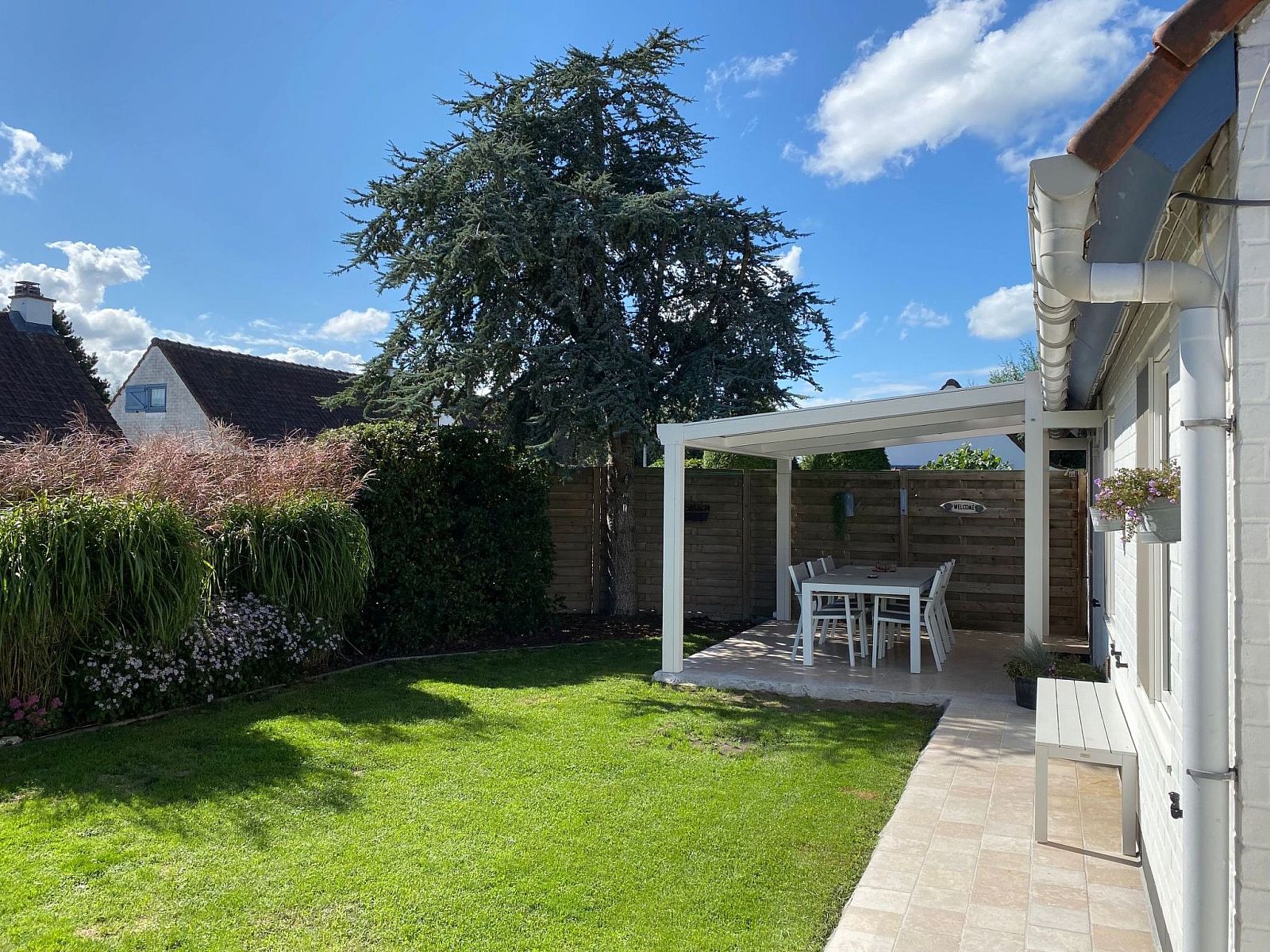 Geniessen Sie den ruhigen Garten und die Terrasse des Ferienhauses Zonneweelde in Duenen und Wald in De Panne an der belgischen Kueste.
