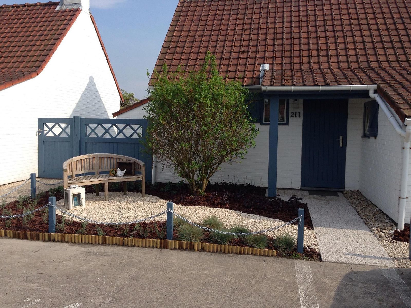 Entspannen Sie sich auf der Terrasse des Ferienhauses Polderwind mit Blick auf die Felder in De Panne an der belgischen Kueste, umgeben von ruhiger Natur.