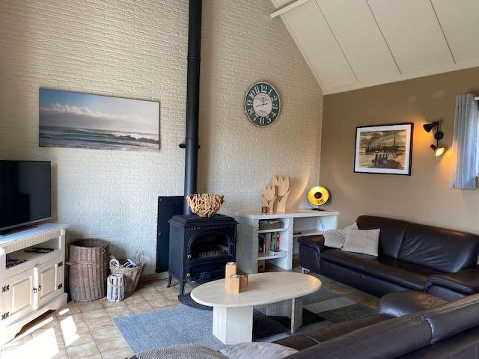 Gemuetliches Wohnzimmer im Ferienhaus mit Pool, gelegen in De Panne an der belgischen Kueste, mit komfortabler Sitzecke und gemuetlicher Einrichtung.