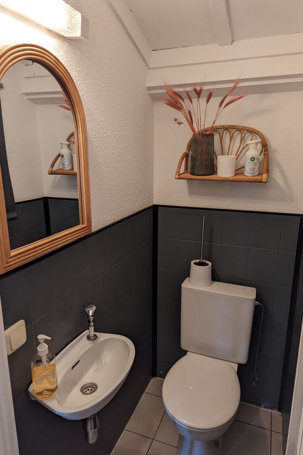 Stilvolles Badezimmer im Ferienhaus Duinendaele II, De Panne, belgische Kueste, mit modernem Dekor und natuerlichen Details.