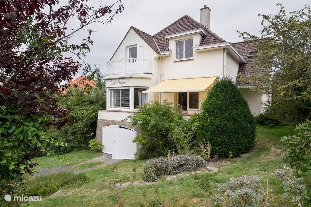 Das Ferienhaus "Quiet Corner" in De Panne an der belgischen Kueste, umgeben von einem gruenen Garten und einer charmanten Terrasse, laedt zu einem entspannten Aufenthalt ein.