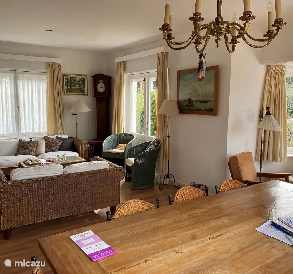 Gemuetliches Wohnzimmer des Ferienhauses "Quiet Corner" in De Panne an der belgischen Kueste mit einer bequemen Sitzecke und viel Tageslicht.