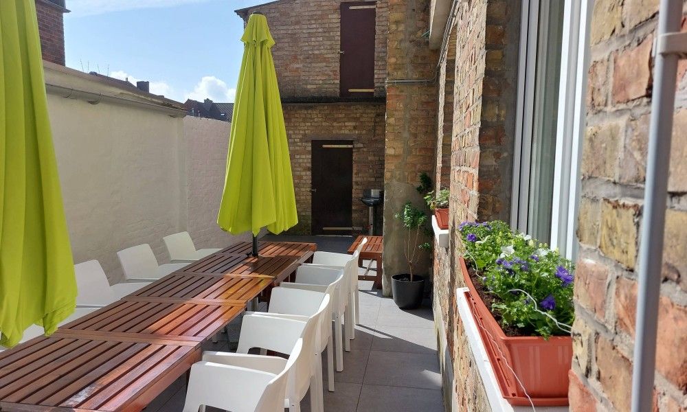 Geniessen Sie die sonnige Terrasse des Ferienhauses "De Zji" in De Panne an der belgischen Kueste - ideal fuer ein entspanntes Abendessen im Freien.
