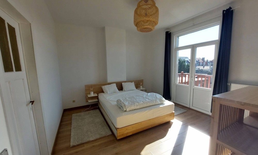 Schlafzimmer im Ferienhaus "De Zji" in De Panne an der belgischen Kueste. Ein bequemes Bett und viel Tageslicht sorgen fuer einen entspannten Aufenthalt.
