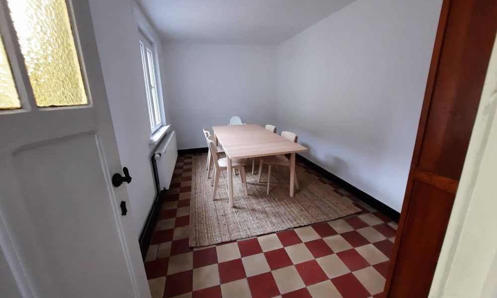 Esszimmer im Ferienhaus "De Zji" in De Panne an der belgischen Kueste, mit einem Holztisch und Stuehlen - ideal fuer gemuetliche Mahlzeiten.