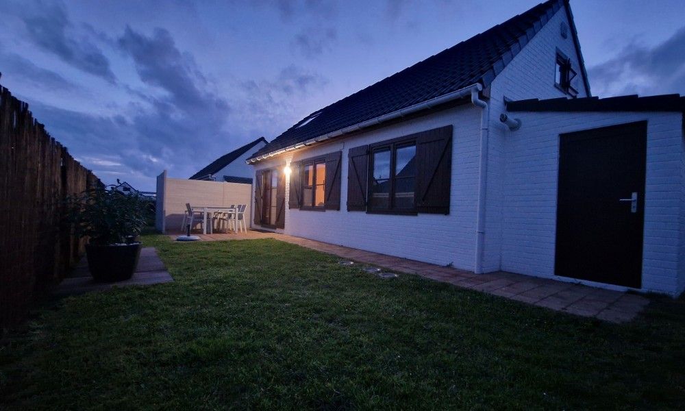 Vissershuisje 89 in Wenduine, sfeervol vakantiehuis bij avondlicht aan de Belgische kust.