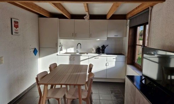 Vissershuisje 89 in Wenduine, volledig uitgeruste keuken in vakantiehuis aan de Belgische kust.