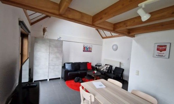 Vissershuisje 89 in Wenduine, open leefruimte met zitgedeelte in vakantiehuis aan de Belgische kust.