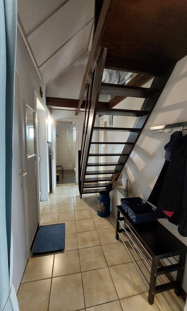 Gemuetlicher Flur mit Treppe im Ferienhaus Duinendaele 272, Adinkerke, De Panne, belgische Kueste.