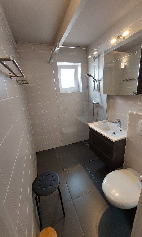 Modernes Badezimmer im Ferienhaus Duinendaele 272, Adinkerke, De Panne, belgische Kueste.