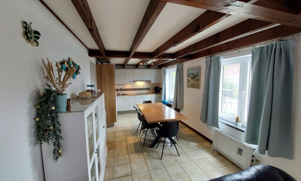 Geraeumige Kueche und Esszimmer im Ferienhaus Duinendaele 272, Adinkerke, De Panne, belgische Kueste.